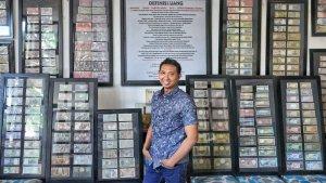 Toni-Prasetyo-39-menunjukkan-koleksi-mata-uang-kuno-dari-masa-ke-masa.jpg