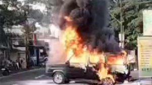 Toyota-Kijang-AG-1735-SL-keluaran-1995-terbakar-di-depan-SPBU-Sembon-Kecamatan-Karangrejo.jpg