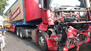 Truk-Gudang-Garam-Tabrak-Tronton-di-Jombang.jpg