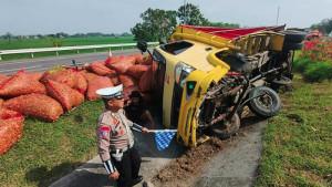 Truk-cabai-merah-terguling-di-Tol-Jombang-Mojokerto-Kecelakaan-diduga-dipicu-pengemudi-mengantuk.jpg