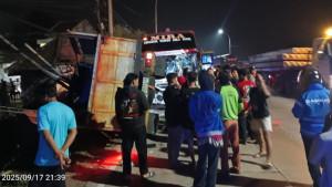 Truk-dan-Bus-Mira-Prima-Sentosa-terlibat-kecelakaan-di-Jombang-di-jalur-utama-Desa-Gelagahan.jpg