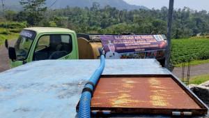 Truk-tangki-mengangkut-bantuan-air-bersih-ditempatkan-di-penampungan-desa-mojokerto.jpg