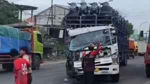 Truk-trailer-muatan-sepeda-motor-ringsek-parah-usai-kecelakaan-adu-banteng-di-Tuban.jpg