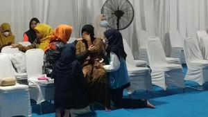 Tubuh-Zubaidah-ibunda-Irham-Ghifari-15-ambruk-saat-duduk-di-salah-satu-kursi.jpg