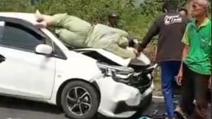 Tubuh-wanita-pemotor-Honda-Beat-tergeletak-di-atas-kap-mesin-mobil-Brio.jpg