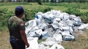 Tumpukan-karung-diduga-berisi-limbah-ditemukan-di-Desa-Banjardowo-Nganjuk.jpg