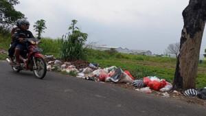 Tumpukan-sampah-yang-setiap-hari-bertambah-di-Jalan-Prabu-Siliwangi.jpg