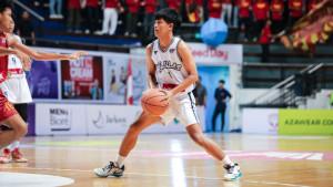Vico-Braga-Putra-Mulia-saat-tampil-bersama-SMAN-18-Surabaya-di-Honda-DBL-with-Kopi-Good-Day-2025.jpg