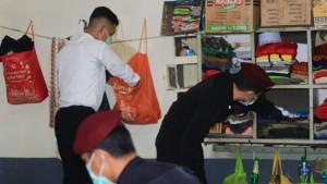 WBP-di-Lapas-Klas-II-B-Bondowoso-saat-digeledah-dan-mengikuti-tes-urine-secara-mendadak.jpg