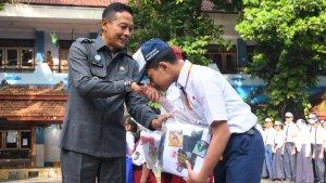 Wahyu-Bagikan-Seragam-Gratis-di-SMPN-6-Jawaban-atas-Janji-Politik-dan-Keluhan-Warga.jpg