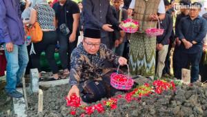 Wakil-Bupati-Gresik-dr-Asluchul-Alif-saat-menabur-bunga-di-makam-Naufal.jpg