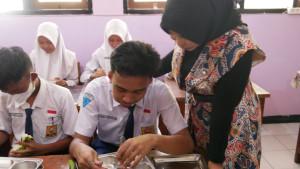 Wakil-Bupati-Sidoarjo-Mimik-Idayana-saat-berkunjung-ke-sekolah-penerima-MBG-di-Sidoarjo.jpg