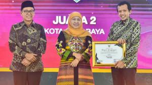 Wakil-Bupati-Trenggalek-Syah-Mohamad-Natanegara-menerima-penghargaan-dari-Gubernur-Jawa-Timur.jpg