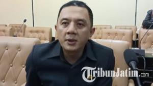 Wakil-Ketua-DPD-PDI-Perjuangan-Jatim-Deni-Wicaksono-saat-ditemui-di-Gedung-DPRD-jatim.jpg
