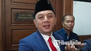 jatim/Wakil-Ketua-DPRD-Jatim-Deni-Wicaksono-saat-diwawancarai-usai-rapat-paripurna.jpg