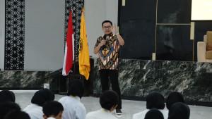 Wakil-Ketua-DPRD-Kota-Surabaya-Arif-Fathoni-saat-hadir-di-tengah-tengah-mahasiswa.jpg