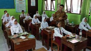 Wali-Kota-Blitar-Syauqul-Muhibbin-atau-Mas-Ibin-memonitoring-program-MBG.jpg