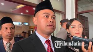 Wali-Kota-Blitar-terpilih-Syauqul-Muhibbin-atau-Mas-Ibin-menyampaikan-keterangan-kepada-wartawan.jpg