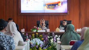 Wali-Kota-Mojokerto-Ika-Puspitasari-ketika-berdialog-dengan-pelaku-usaha-makanan.jpg