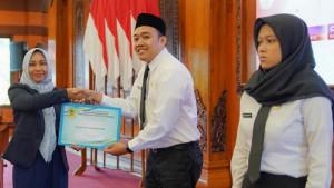 Wali-Kota-Mojokerto-Ika-Puspitasari-menyerahkan-petikan-SK-pengangkatan.jpg