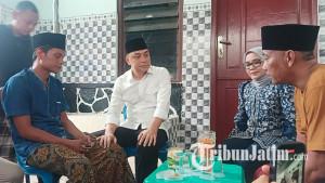 Wali-Kota-Surabaya-Eri-Cahyadi-melayat-ke-rumah-duka-Alfan-Ibrahimavic-korban-tewas-al-khoziny-1.jpg