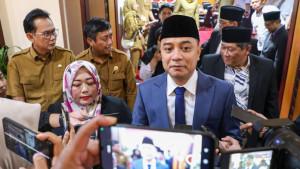Wali-Kota-Surabaya-Eri-Cahyadi-saat-memberikan-penjelasan-usai-Sidang-Paripurna-DPRD-Surabaya.jpg