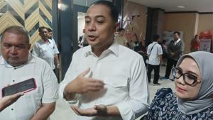 Wali-Kota-Surabaya-Eri-Cahyadi-saat-memberikan.jpg