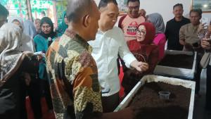 Wali-Kota-Surabaya-Eri-Cahyadi-saat-meninjau-budaya-cacing-menggunakan-sampah-organik.jpg