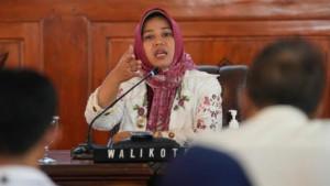 jatim/Wali-kota-Mojokerto-Ika-Puspitasari-saat-berdialog-soal-pemanfaatan-infrastruktur-Jalan-Empunala.jpg