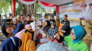 Warga-Gresik-mendatangi-gerakan-pangan-murah.jpg