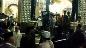 Warga-bahu-membahu-untuk-menurunkan-peti-jenazah-Moh-Royhan-Mustofa-17.jpg