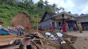 Warga-bersama-petugas-gabungan-kerja-bakti-membersihkan.jpg
