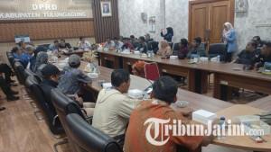 Warga-dari-5-desa-di-bekas-perkebunan-Kaligentong-Tulungagung-mengeluh-tak-bisa-mengakses-listrik.jpg