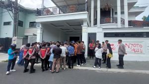 Warga-geruduk-rumah-pemilik-Koperasi-yang-bermasalah.jpg