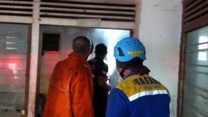 Warga-membantu-Damkar-memadamkan-api-yang-disulut-oleh-Agus-Wedi-di-rumahnya-sendiri.jpg