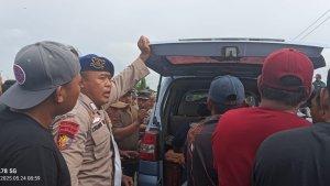 Warga-mengevakuasi-awal-kapal-yang-tewas-tenggelam-akibat-kapal-terhempas.jpg