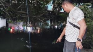 Warga-menunjukkan-lokasi-tenggelamnya-seorangbalita-di-Sungai-Tambak-Kemerakan-sidoarjo.jpg