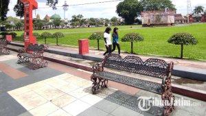 Warga-sedang-jogging-di-kawasan-Alun-alun-Kota-Blitar-Sabtu-432023.jpg