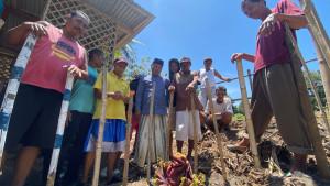 Warga-sekitar-saat-berbondong-bondong-ingin-menyaksikan-bunga-bangkai-mini-di-Desa-Sumberkalong.jpg
