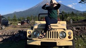 Wisatawan-berfoto-dengan-kendaraan-yang-digunakan-untuk-Lava-Tour-berlatar-belakang-Gunung-Semeru.jpg
