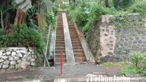akses-tangga-menuju-makam-RW-9-yang-terletak-di-Jalan-Sukun-Gempol-Kelurahan-Tanjungrejo-malang.jpg