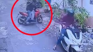 aksi-dua-pria-mencuri-motor-di-parkiran-depan-panti-asuhan-kawasan-Jalan-Manukan-Karya-surabaya.jpg