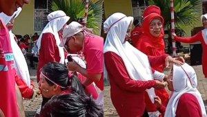 aksi-ibu-ibu-lomba-makan-pisang-tuai-kecaman-netizen.jpg