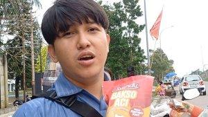 artis-jualan-bakso-aci-di-pinggir-jalan.jpg