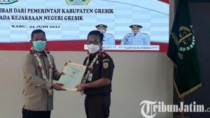 berita-gresik-sertifikat-bupati-gresik-fandi-akhmad-yani-gus-yani-menyerahkan-sertifikat.jpg