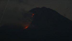 berita-luamajang-gunung-semeru-saat-mengeluarkan-guguran-lava-pijar.jpg