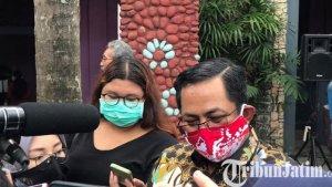 berita-malang-kepala-ojk-malang-sugiarto-kasmuri-memakai-masker-warna-merah.jpg