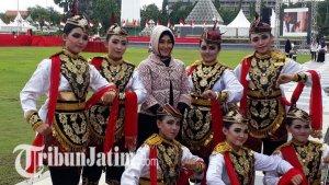 berita-surabaya-penari-remo-smabut-lhofifah-di-tugu-pahlawan-surabaya.jpg