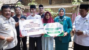 bupati-Nganjuk-Marhaen-Djumadi-menyalurkan-program-bantuan-RTLH.jpg