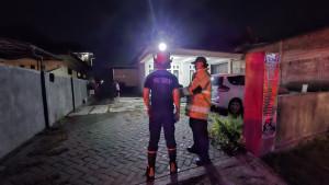 damkar-lakukan-pemadaman-di-rumah-di-pare-kediri.jpg